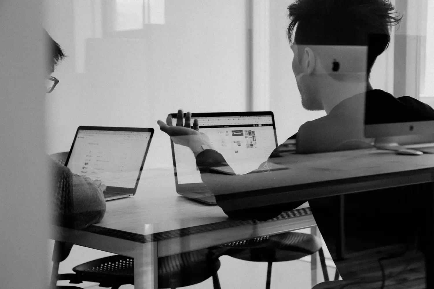 Persona conversando por videollamada sobre un proyecto (detalle)