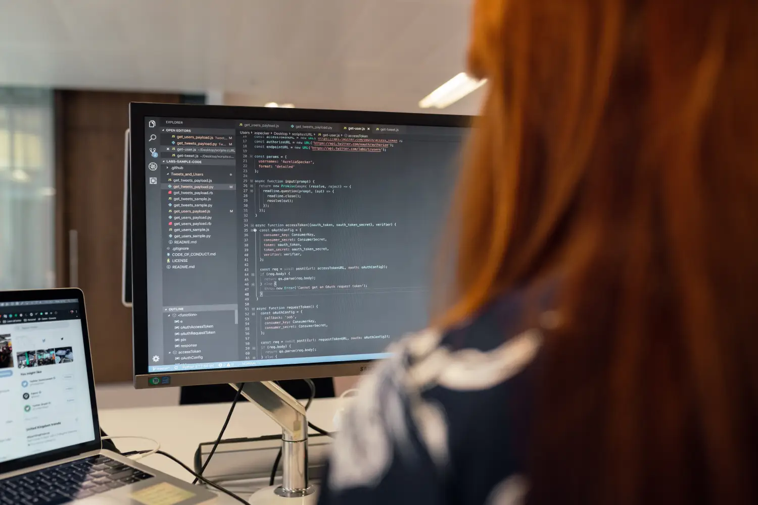 Equipo de desarrollo revisando el código de un sistema (detalle)