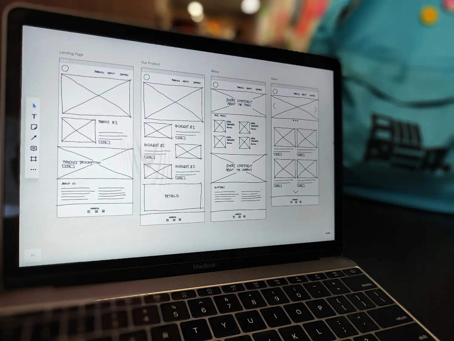 Prototipo de web en una laptop y un celular