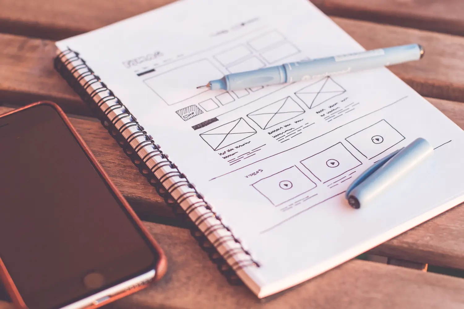 Wireframes de una página web dibujados en papel