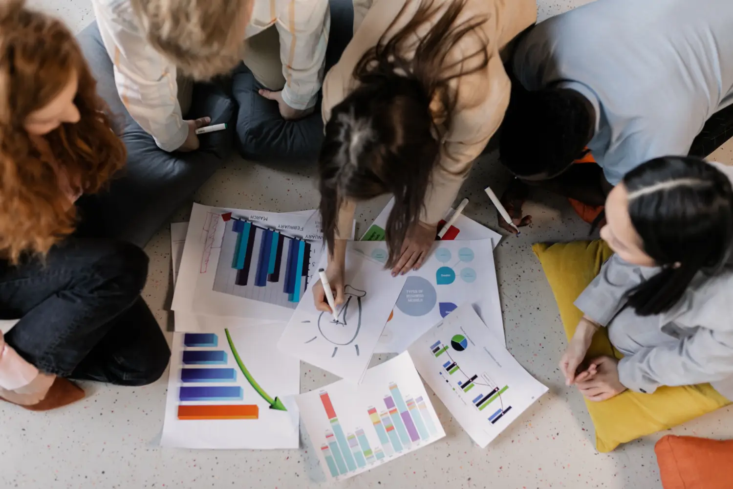 Equipo trabajando en la estrategia de una marca