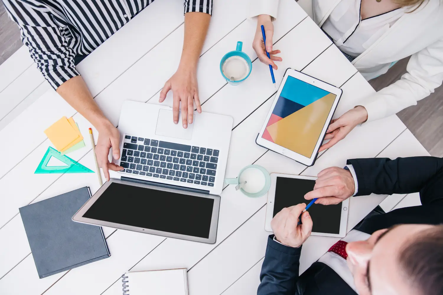 Equipo de la agencia trabajando juntos