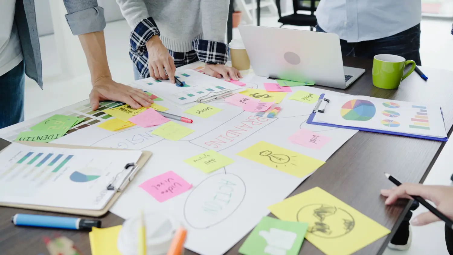 Diseñadora trabajando en la identidad de una marca